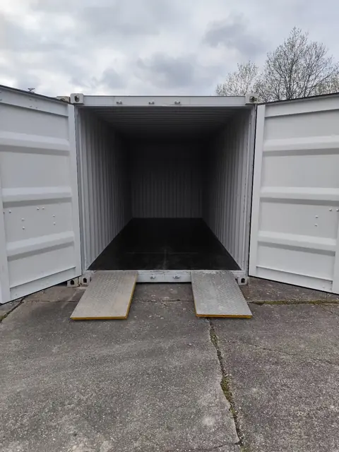 Geöffneter 20-Fuß-Lagercontainer in Schwendi-Weihungszell