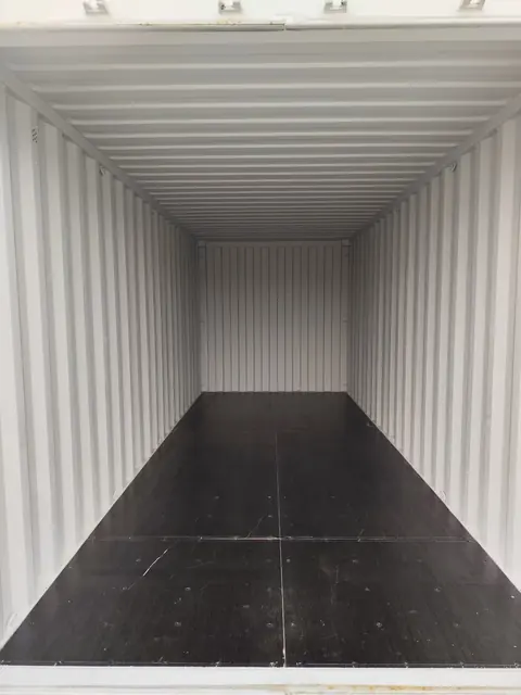 Innenansicht eines leeren Lagercontainers