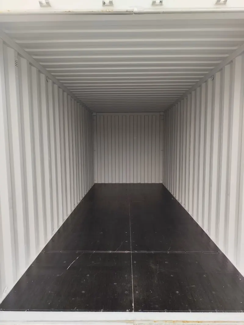 Innenansicht eines Lagercontainers für Möbel, Hausrat und Kartons